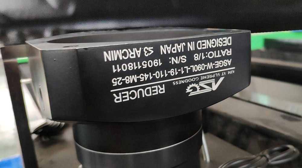 اعلی صحت سے متعلق 1000w فائبر لیزر کاٹنے والی مشین کی قیمت